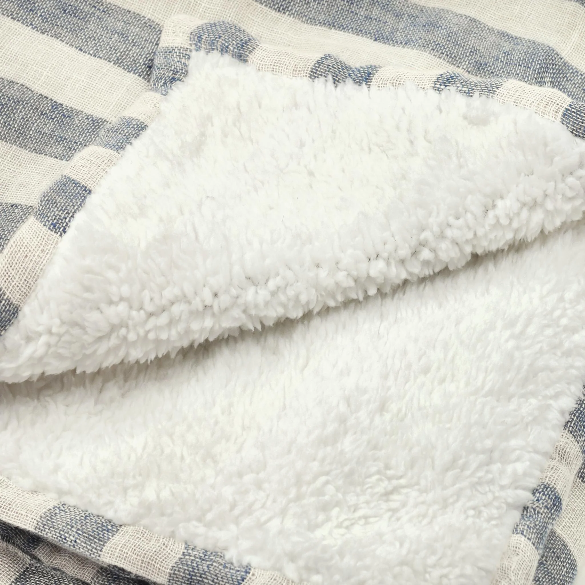 TC Cyprus 50x70 Throw - Ivory/Blue - Image 3